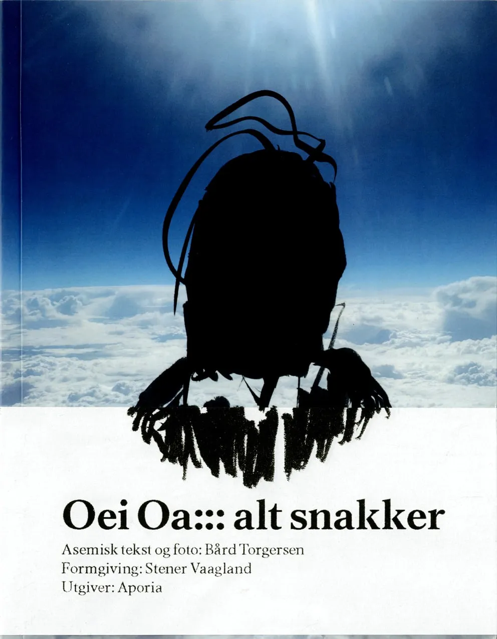 Book cover for Oei Oa::: alt snakker with a black ink-scribbled head silhouette against a deep blue sky above clouds