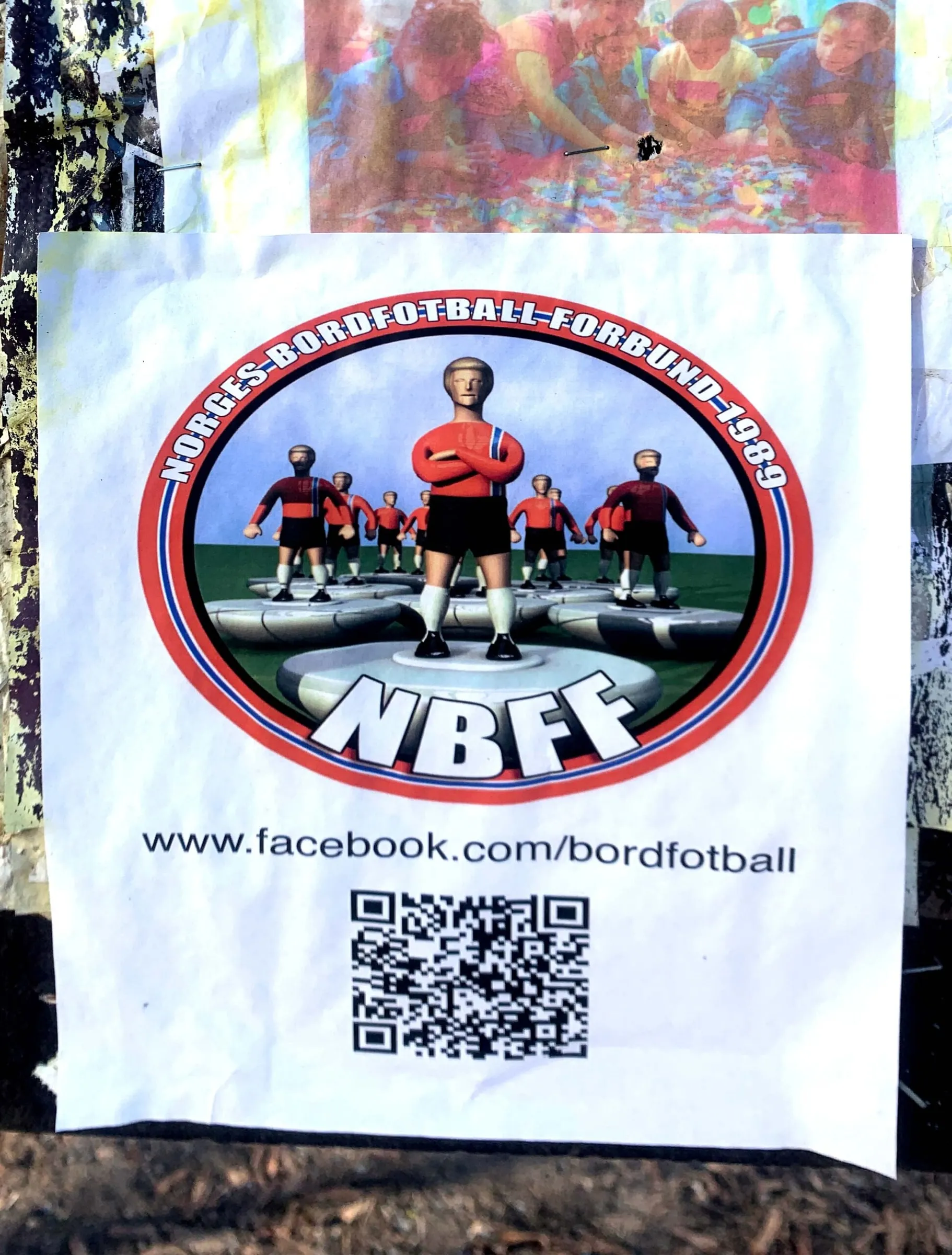 Poster for Norges Bordfotball Forbund 1989 with table football players and a QR code, pinned on a pole