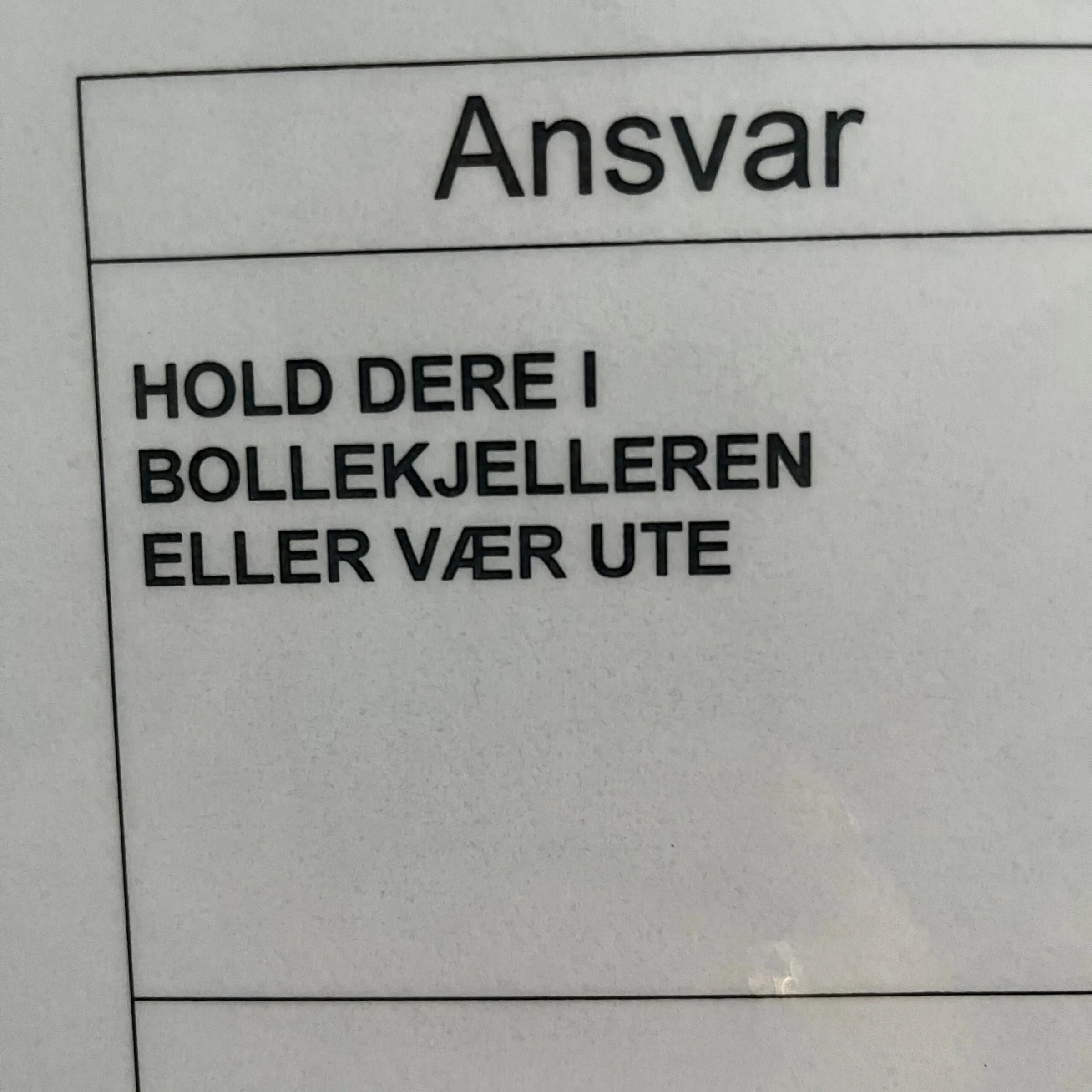 Sheet headed 'Ansvar' with the text 'Hold dere i bollekjelleren eller vær ute'
